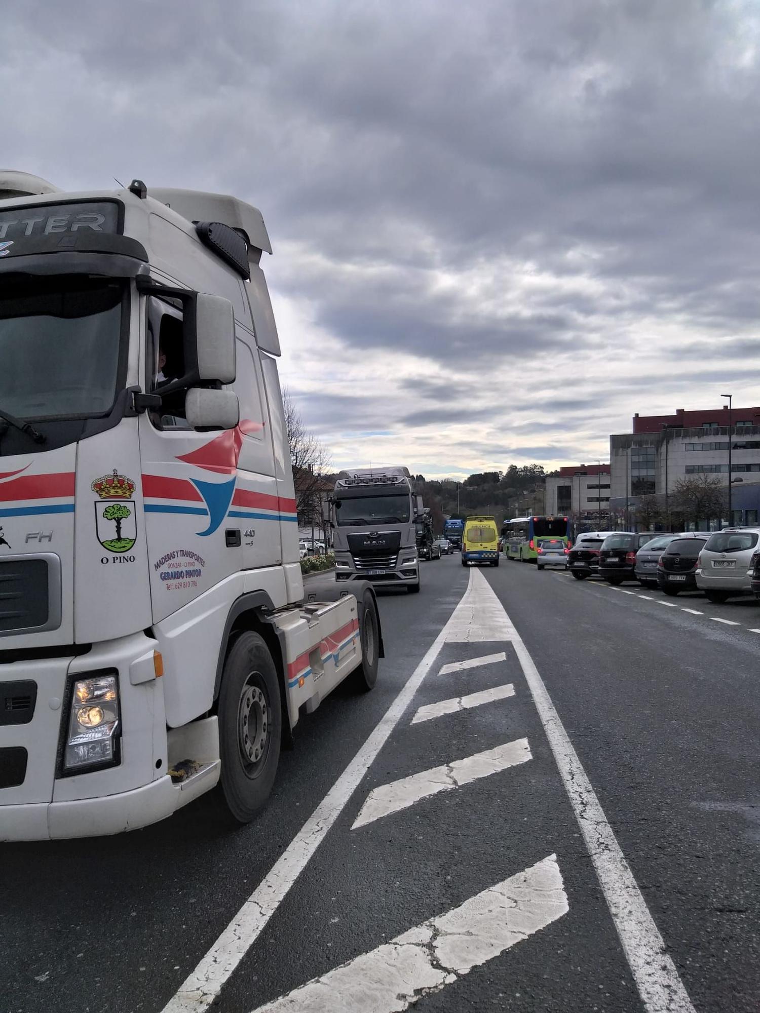 Caravana de camioneros por las calles de Santiago.