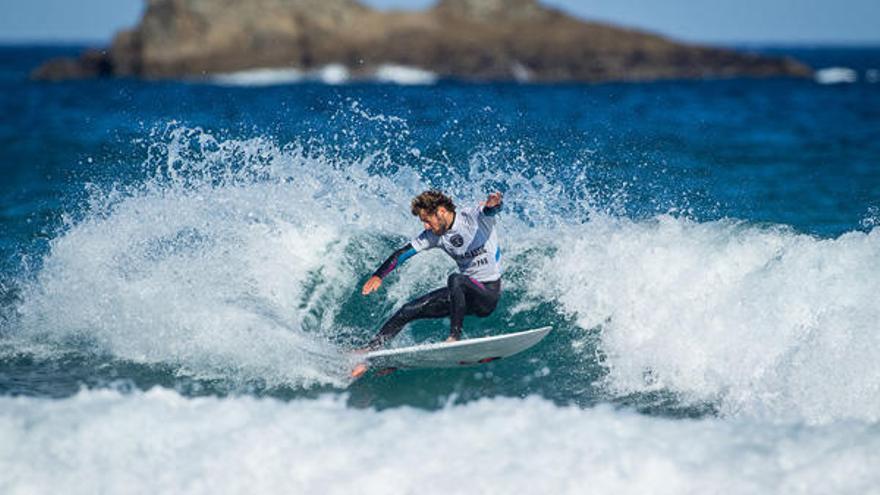 Un surfista en la competición Pantín Classic 2015.