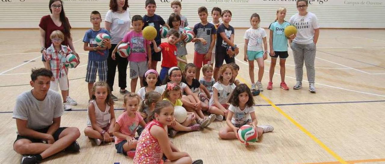 Participantes en el campamento, en el pabellón del Campus de Ourense. // Iñaki Osorio