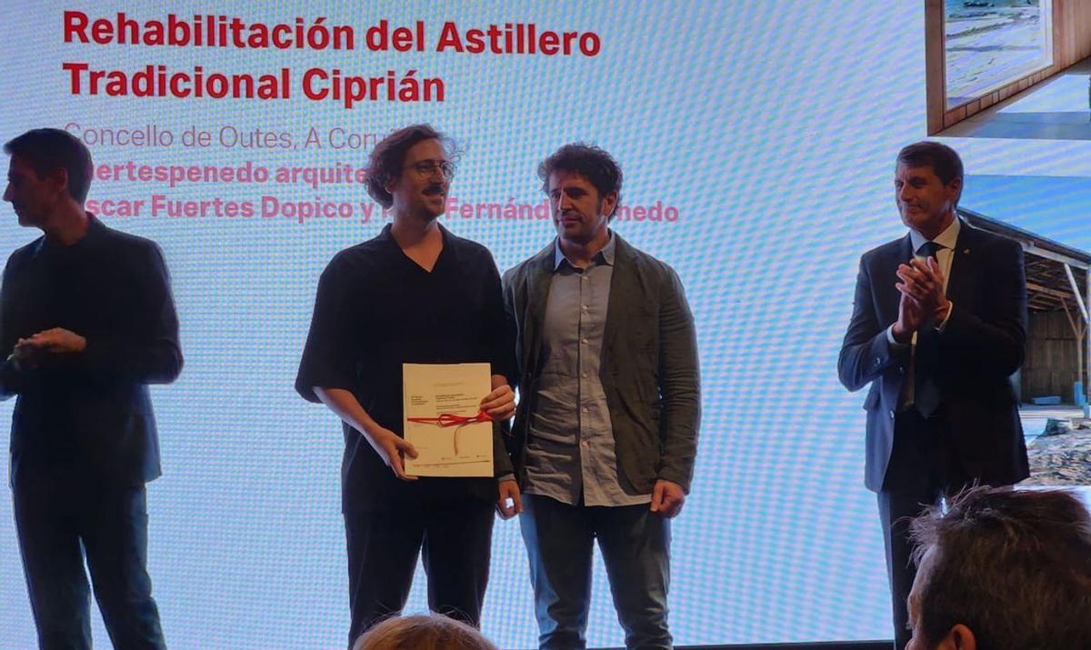 Óscar Fuertes y Iago Fernández, recibiendo el premio en Sevilla.    // CEDIDA