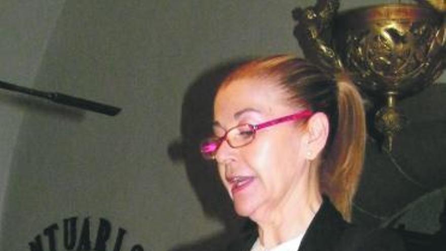 María Teresa Álvarez, pronunciando el pregón de la Semana Santa en 2010.