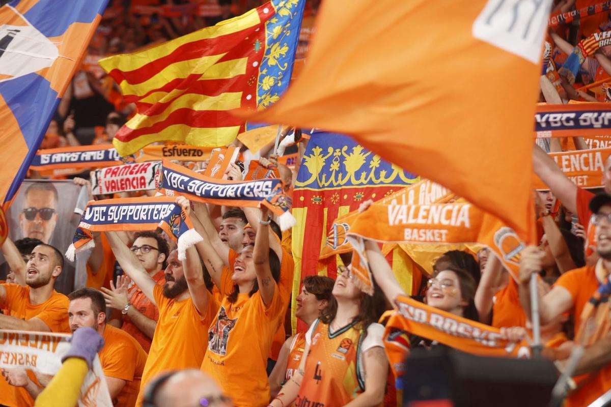 La afición del Valencia Basket, en un Roig Arena prácticamente lleno.