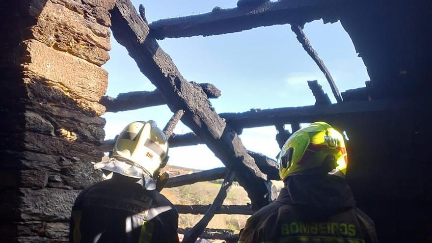 Un fallo en la chimenea provoca un incendio en una vivienda de Forcarei
