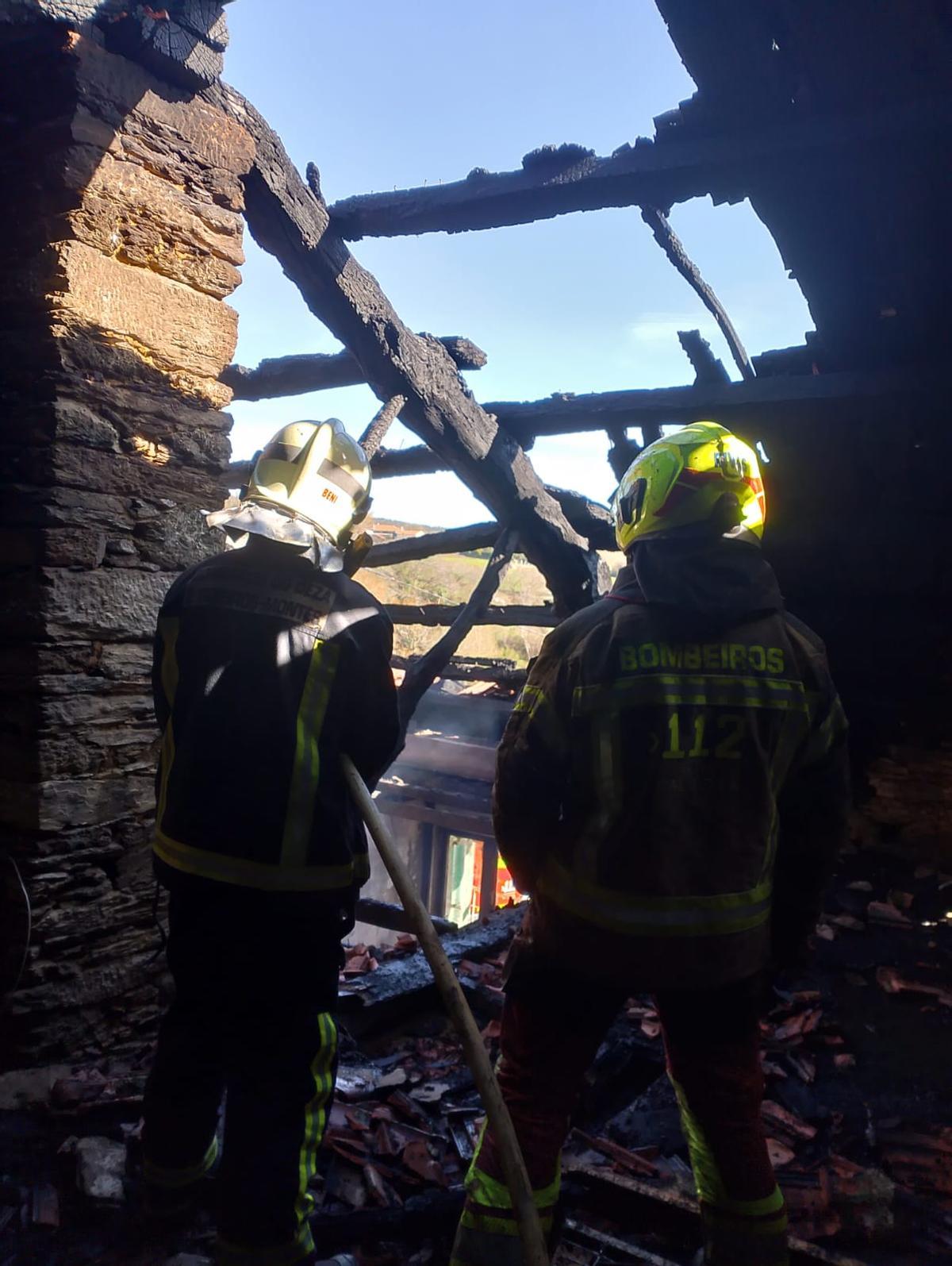 Los bomberos ante el tejado quemado
