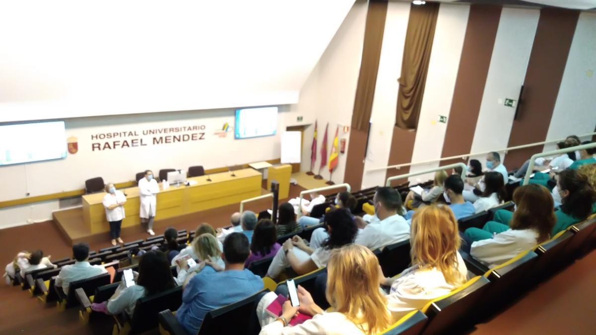 Enfermeros del Rafael Méndez durante la jornada que se ha celebrado en el salón de actos del centro hospitalario, este jueves.