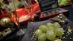 Uvas de la suerte y copas de cava para celebrar la Nochevieja.