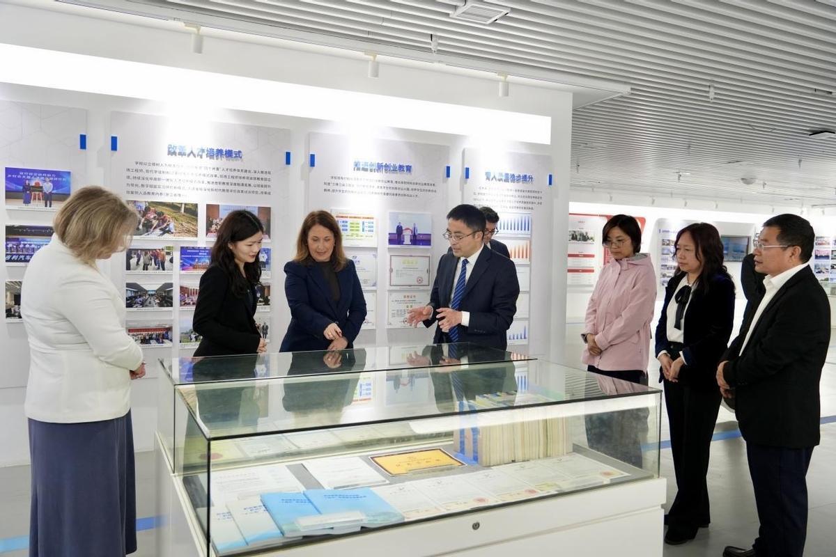 a rectora de la Universidad San Jorge ha firmado en Hangzhou (China) un acuerdo para la creación de este laboratorio en colaboración con empresas líderes del sector: Leapmotor, National Graphene Innovation Center (NGIC) y Ronbay Technology.