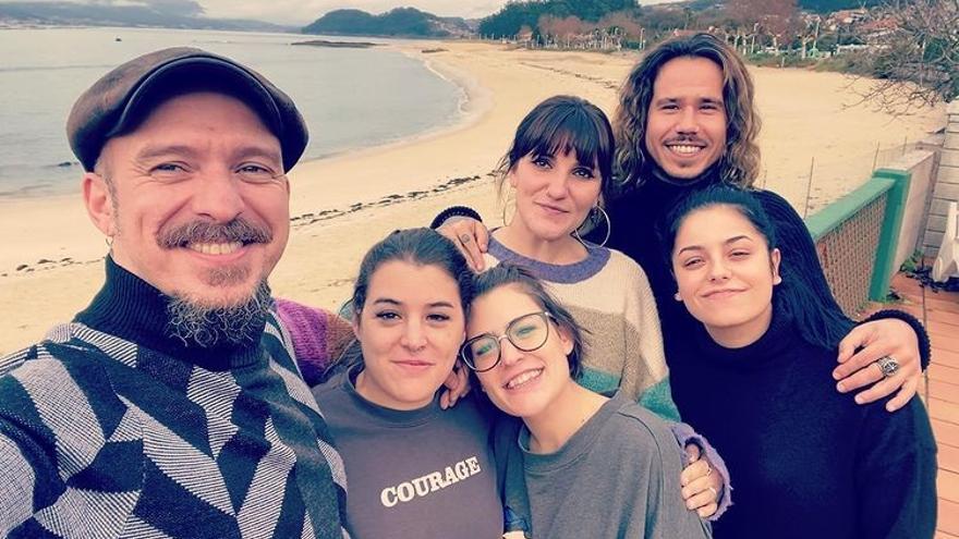 Rozalén, en la playa de Agrelo junto a Tanxugueiras