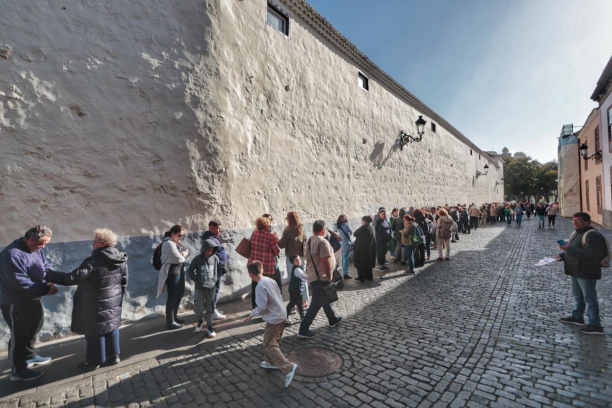 Colas para ver a 'La Siervita'
