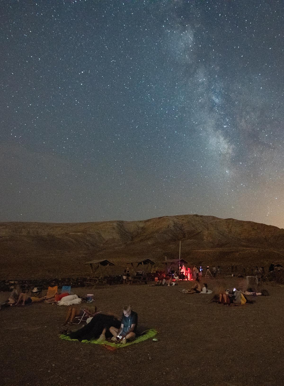 Un grupo de personas observa la lluvia de estrellas o Lágrimas de San Lorenzo durante la celebración de un taller astronómico organizado por el Cabildo de Fuerteventura en el Centro de interpretación La Atalayita, en el municipio de Antigua.