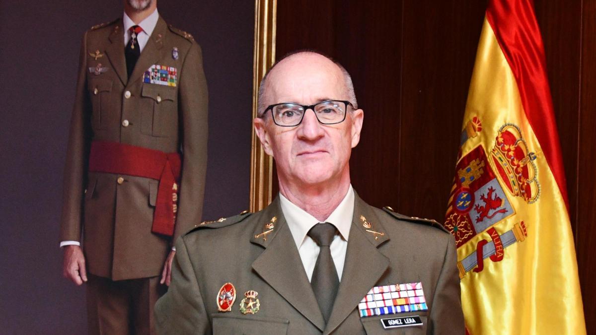 El general de division Pablo Gómez Lera posa para La Crónica de Badajoz en la Base General Menacho antes de su partida a Madrid.