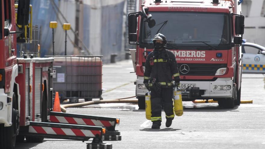 Extinguido el incendio en un barco en el puerto de La Luz con tres fallecidos