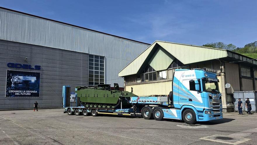 El primer blindado 'Hunter' para Letonia sale de la fábrica de Santa Bárbara en Asturias