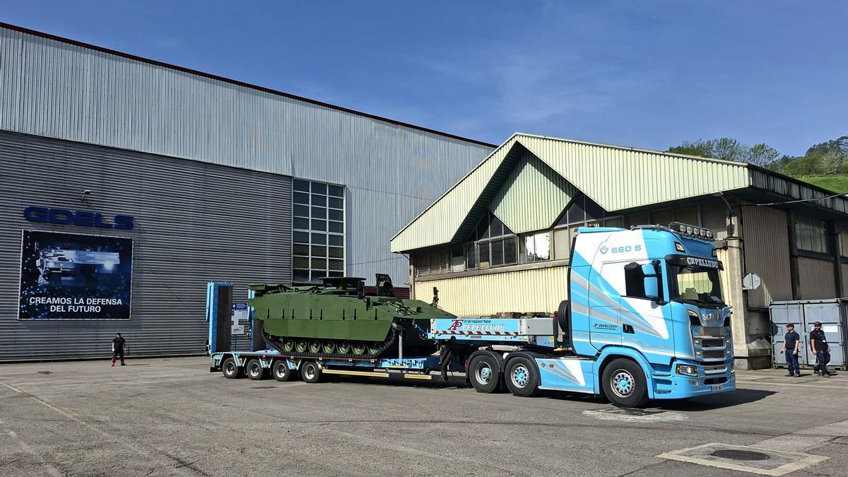 Un camión carga en la fábrica de Santa Bárbara en Trubia con el primer blindado "Hunter" destinado al Ejército de Letonia.