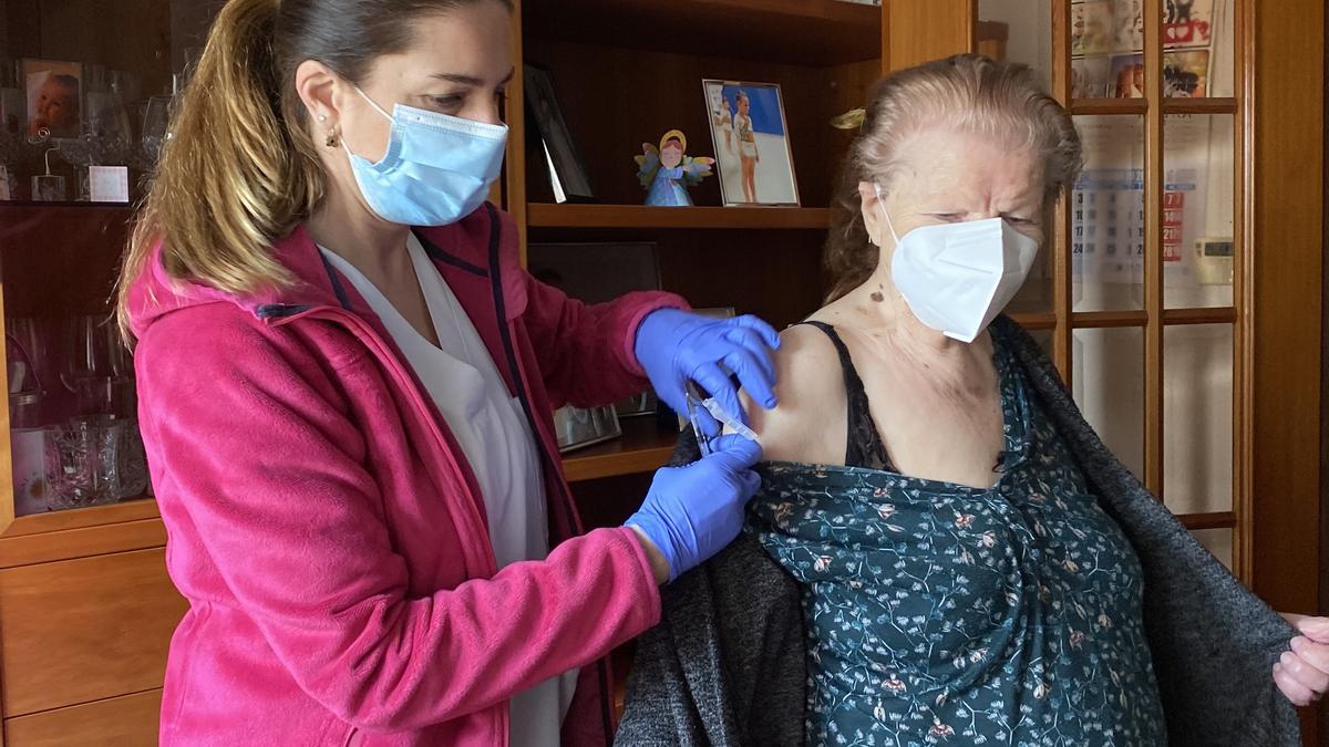Recibe la vacuna Vicenta, de 107 años, la persona de más edad del departamento del Doctor Peset