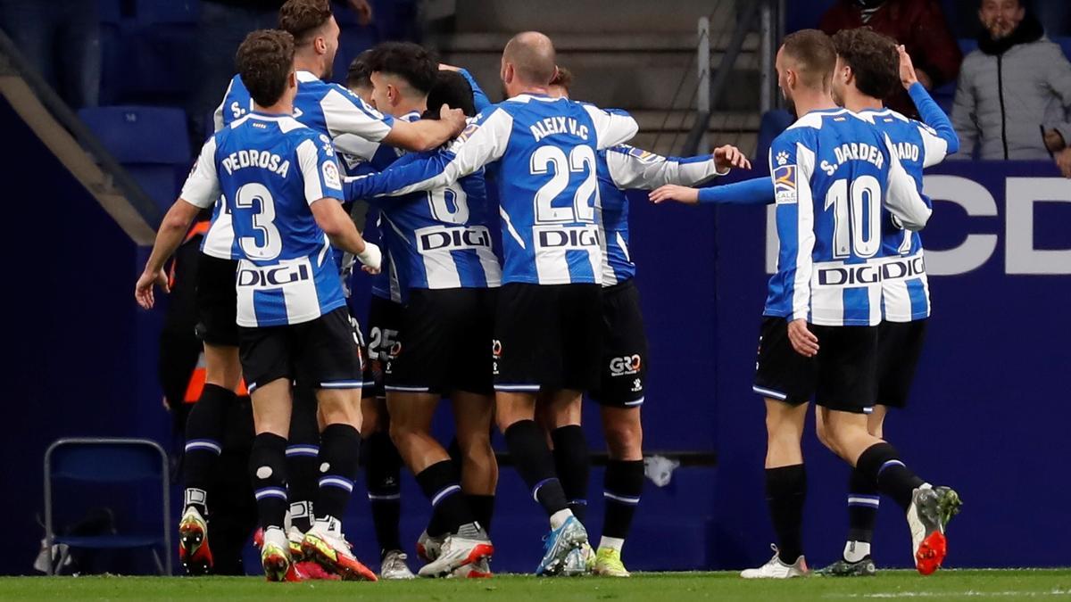 Los jugadores del Espanyol celebran la victoria.