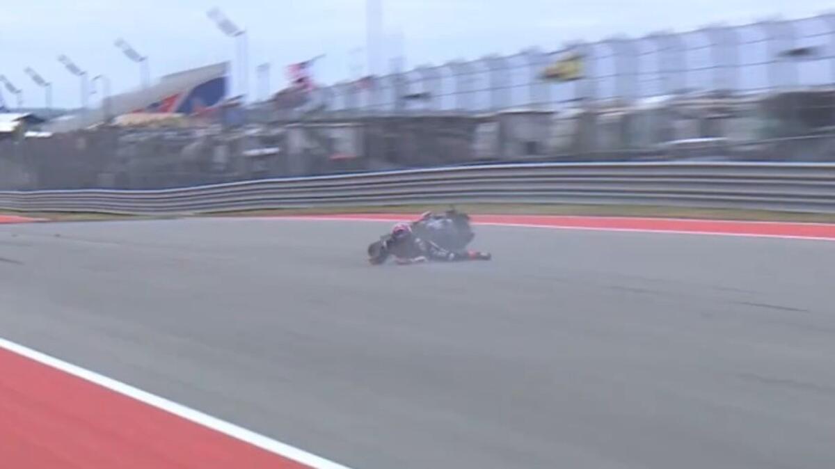 Victoria y susto para Jorge Martín: el piloto se cae haciendo un caballito celebrando el triunfo