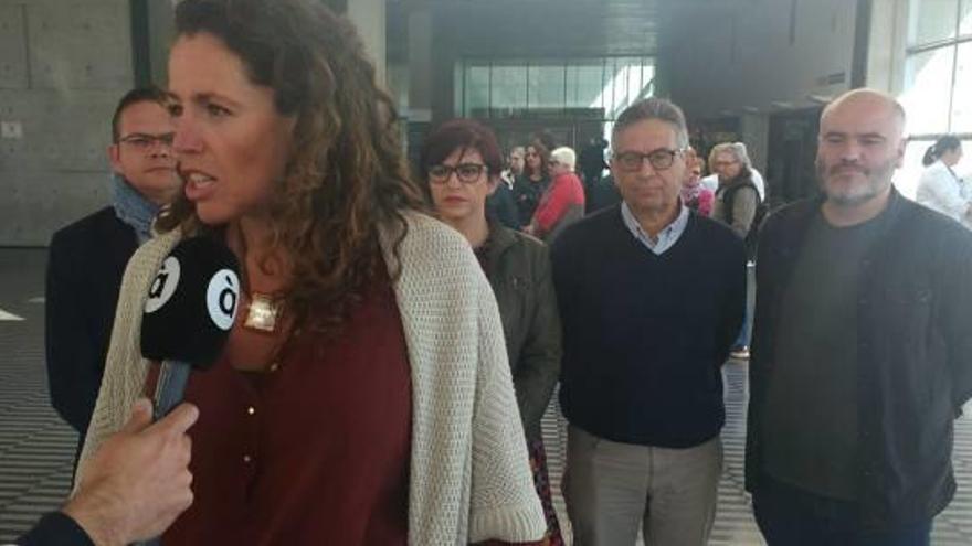 La candidata Beatriu Gascó, ayer, ante el hospital de Dénia.