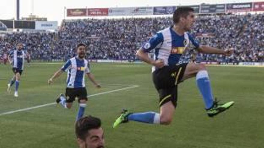 Carlos celebra el 1-1 ante el Logroñés junto a Alfaro y Benito.