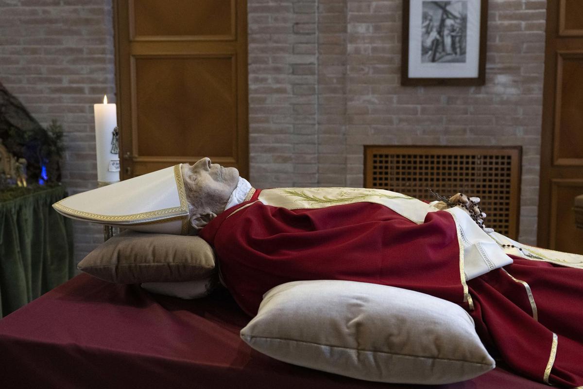 Vatican City (Vatican City State (holy See)), 01/01/2023.- A handout picture provided by the Vatican Media shows the corpse of Pope Emeritus Benedict XVI (Joseph Ratzinger) exhibited in the chapel of the Mater Ecclesiae monastery at the Vatican City, 01 January 2023. Pope Benedict XVI wears red liturgical vestments and has a miter on his head. In his hands he has a rosary. He wears the shoes instead of the sandals he had chosen as his favorite footwear since he became Pope Emeritus. (Papa) EFE/EPA/VATICAN MEDIA HANDOUT HANDOUT EDITORIAL USE ONLY/NO SALES