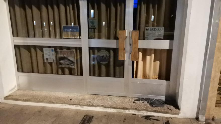 Destrozan las puertas y roban en varios locales de Lalín durante la madrugada