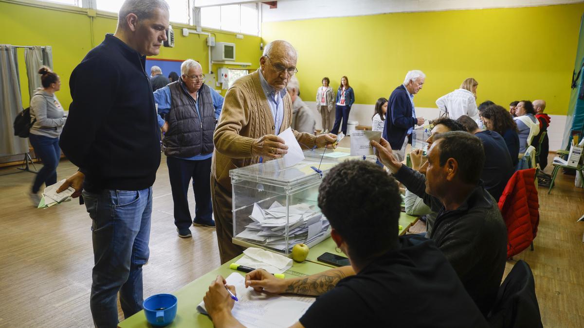 Votación en un colegio electoral de Vigo el pasado 28 de mayo.