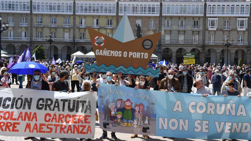 800 personas se manifiestan en contra de la venta de los muelles de A Coruña