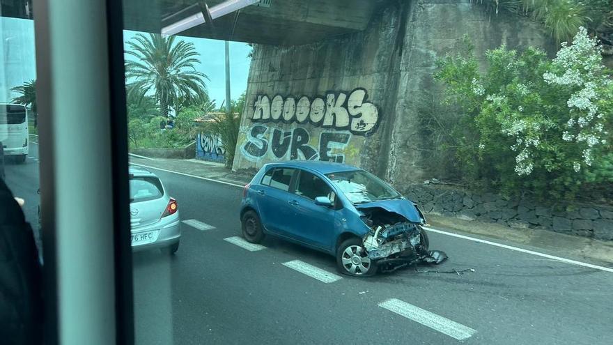 Una salida de vía en la autopista del norte de Tenerife genera fuertes retenciones