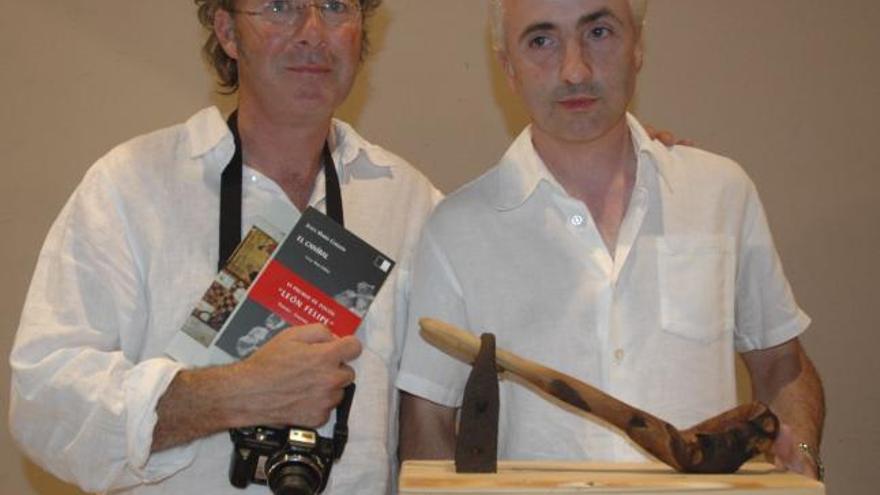 Jorge Villalmanzo (en una foto de archivo) junto al ganador de un premio de poesía.