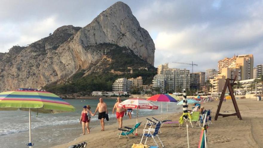 La policía de Calp actúa contra los «sombrilleros» que ocupan al amanecer la playa