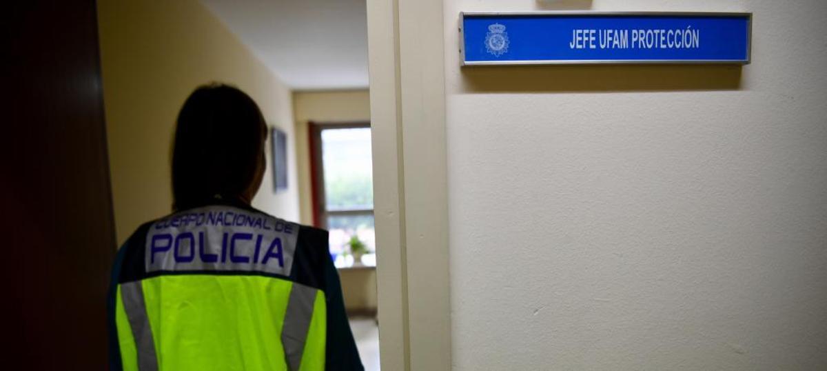 Una agente de Policía Nacional entra en el despacho de la jefa de Protección de la UFAM. | CARLOS PARDELLAS