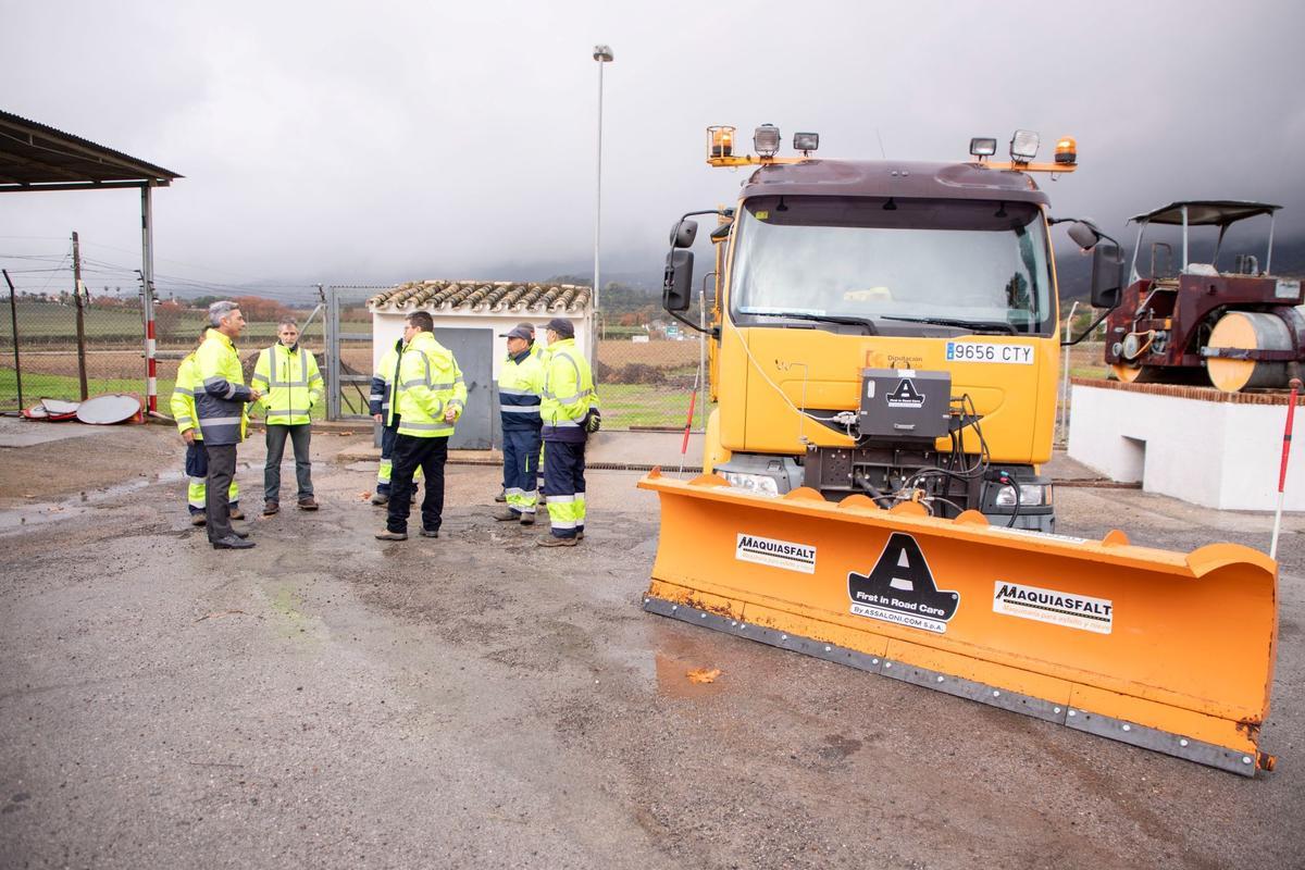 En primer término, una de las máquinas quitanieves que posee la Diputación de Córdoba.