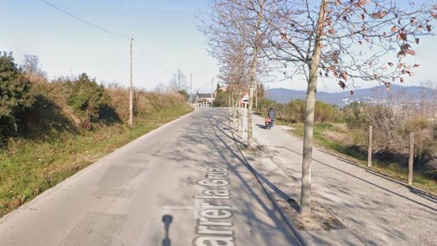 Un cotxe topa contra un pal de la llum i queda bolcat, a Piera
