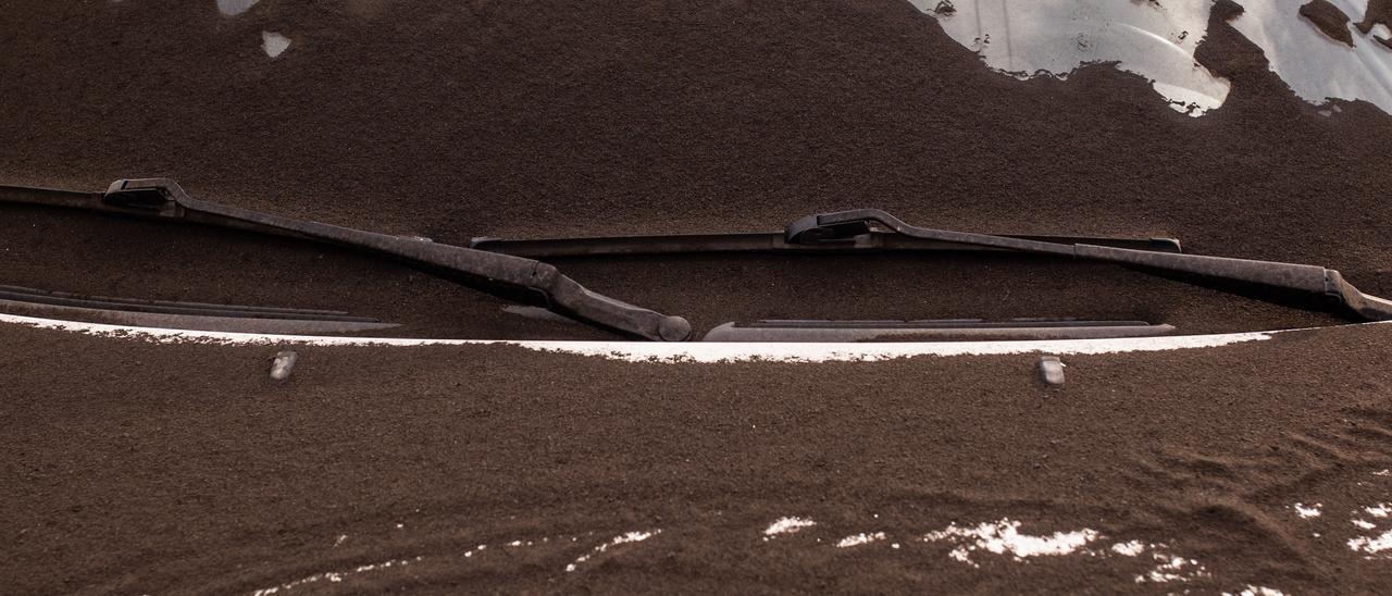 La lluvia de ceniza se hace más intensa en los barrios cercanos al volcán