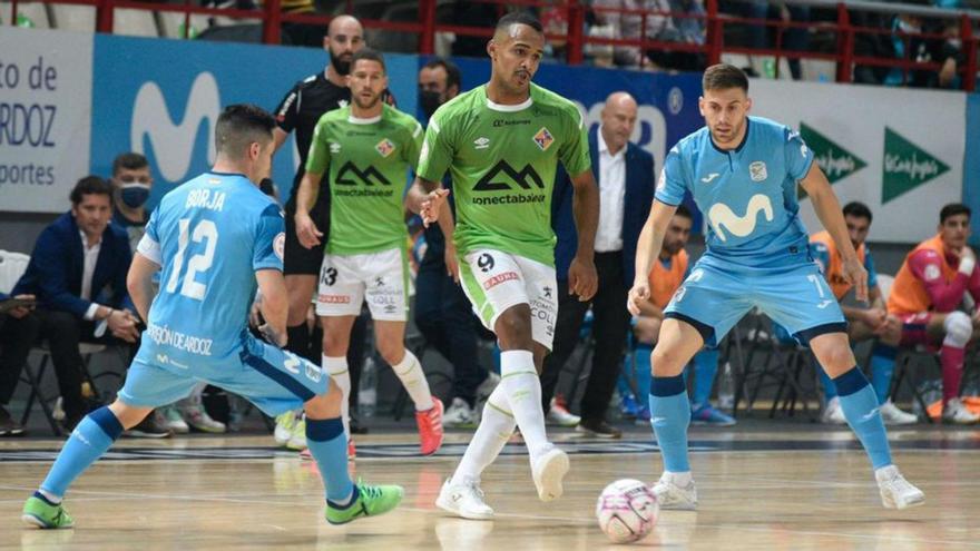 Higor controla el esférico en un lance del encuentro. | PALMA FUTSAL