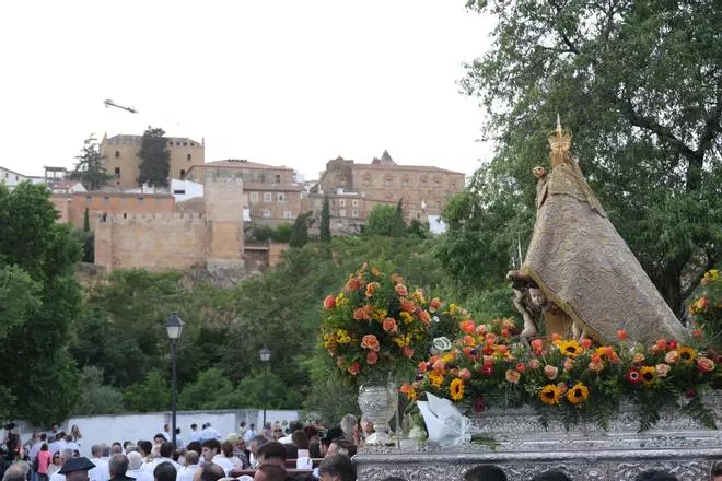 Fotogalería | Las imágenes de la procesión de bajada de la Virgen de la Montaña de Cáceres
