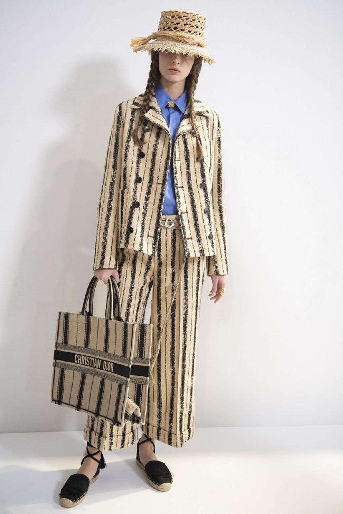 Modelo con alpargatas planas en el 'backstage' de la colección primavera-verano 2020 de Christian Dior
