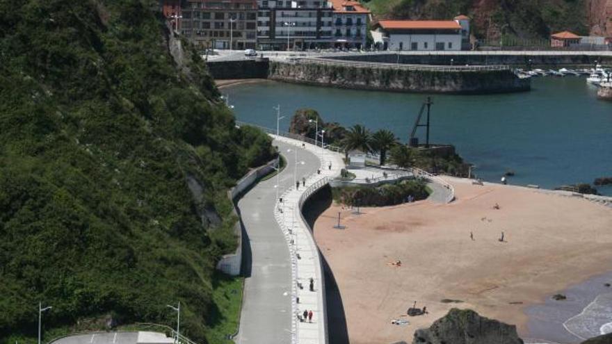 El paseo marítimo entre Candás, al fondo, y Perlora.