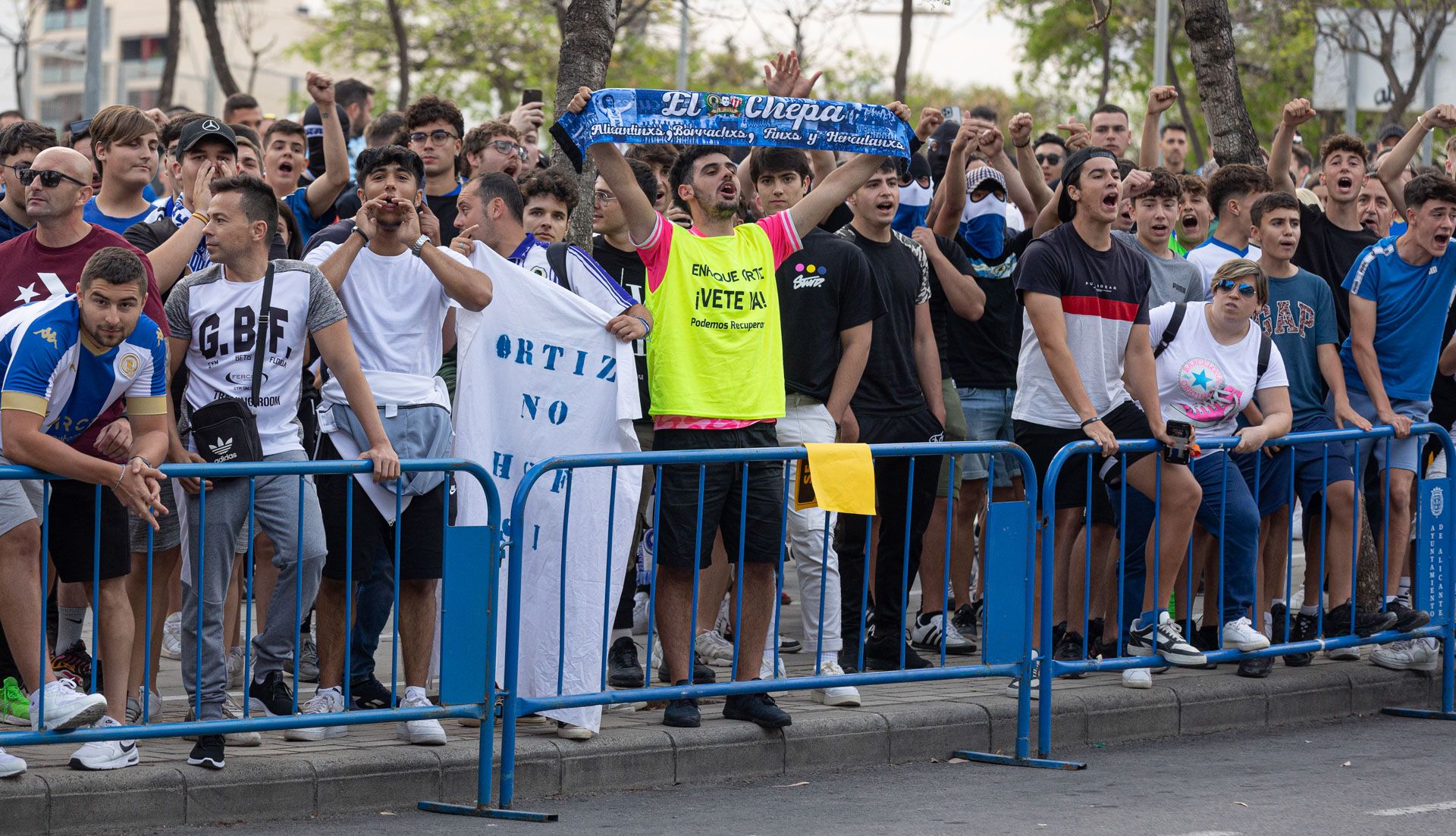 Protestas dentro y fuera del estadio del Rico Pérez