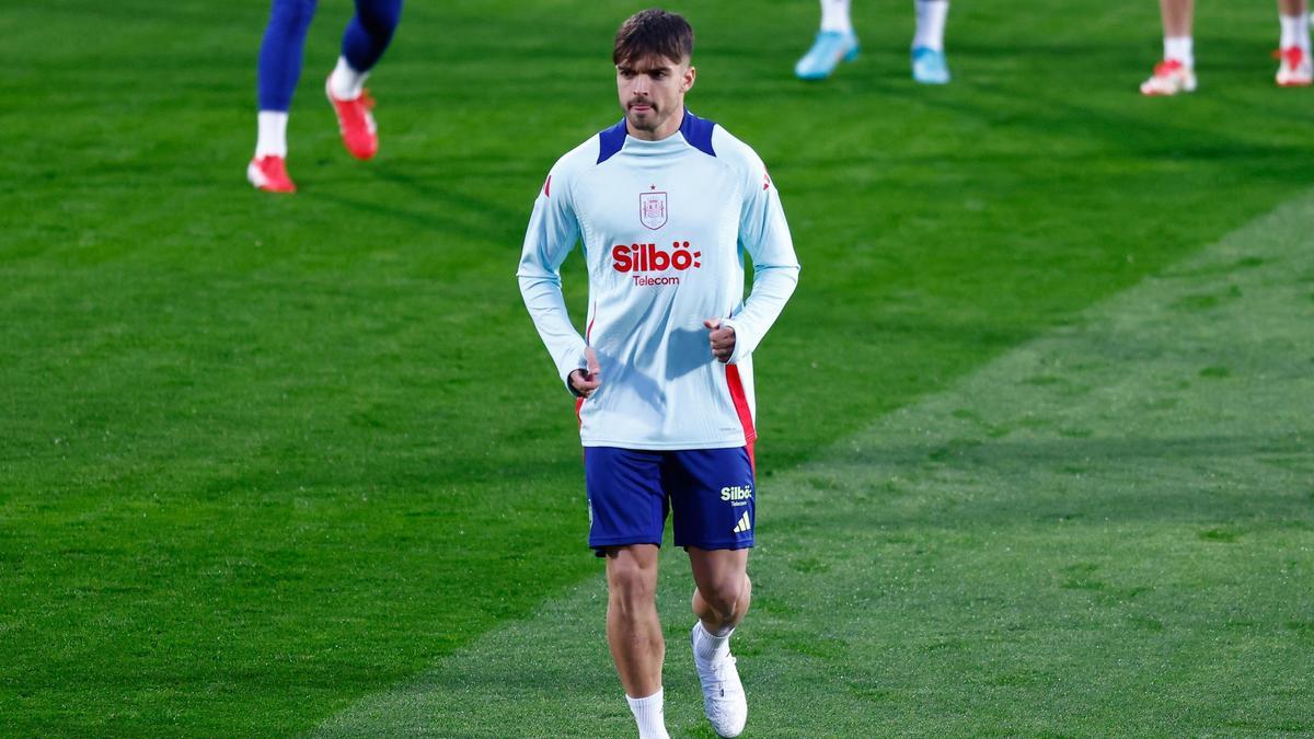 El central del Real Madrid y la selección española Raúl Asencio, en una concentración en Las Rozas.