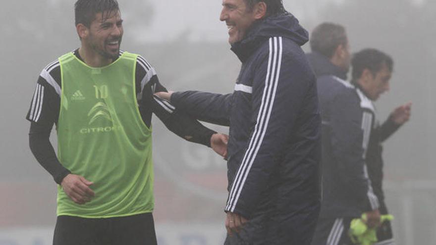 Berizzo, con Nolito en un entrenamiento // RICARDO GROBAS