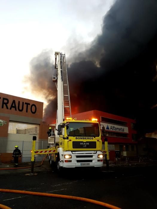 Aparatoso incendio en un desguace de Arona