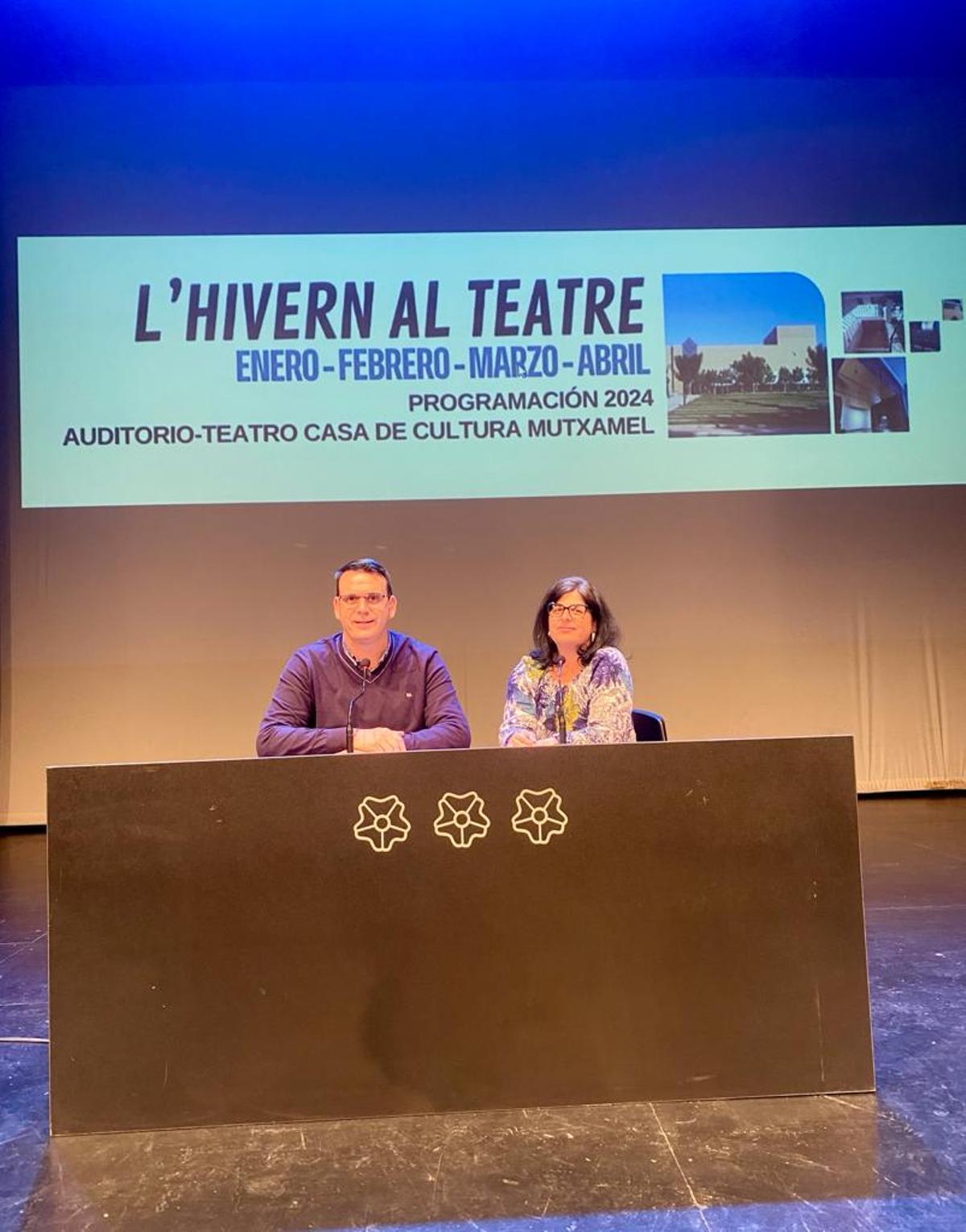 El alcalde de Mutxamel, Rafael García, y la concejala de Cultura, Loreto Riera, presentanla programación cultural del municipio.