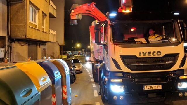 Un camión del servicio de recogida de basura de Arteixo. | LOC