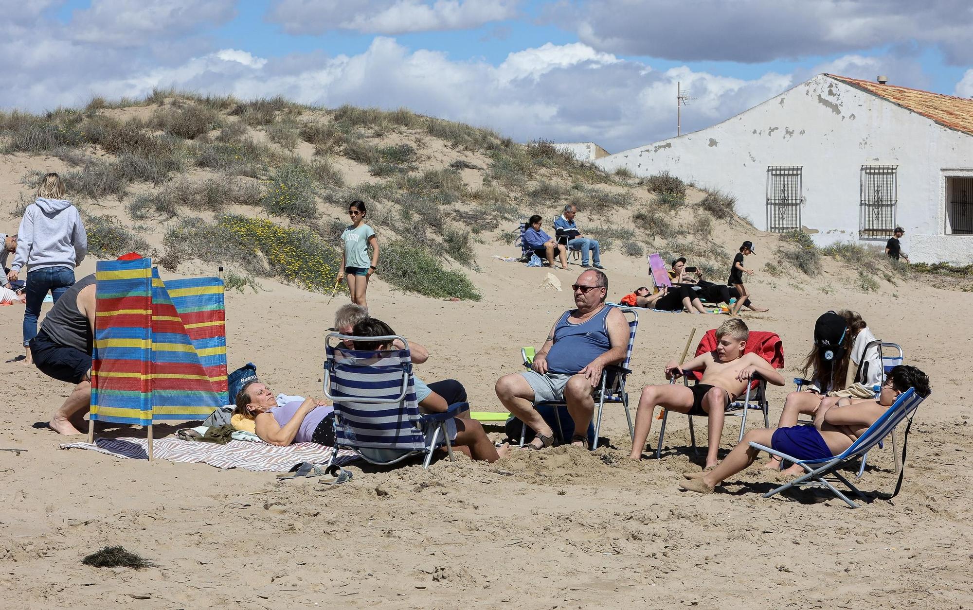 Así celebran el lunes de Pascua familias y vecinos en la playa de la Marina y la pinada