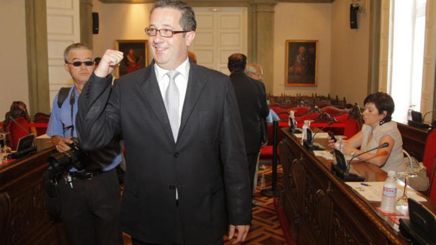 El concejal de Hacienda, José Cabezos, ayer antes del inicio del debate del pleno sobre los presupuestos de 2010