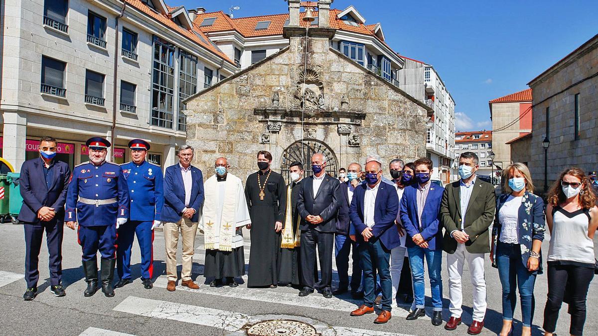 El embajador y su comitiva con las autoridades locales ante la capilla de San Amaro