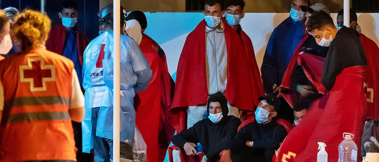 Migrantes magrebíes, a su llegada de madrugada a Lanzarote, atendidos por personal de Cruz Roja. | | E.P.
