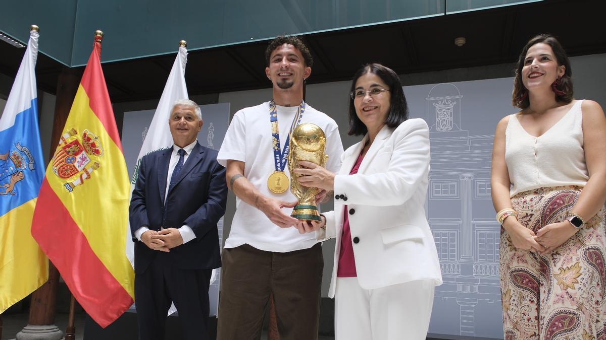 De izquierda a derecha José Juan Arencibia, presidente de la FIFLP; Yeremy Pino, campeón del mundo con la selección española; Carolina Darias, alcaldesa de Las Palmas de Gran Canaria; y Carla Campoamor, concejala de Deportes y Juventud del Ayuntamiento de Las Palmas de Gran Canaria