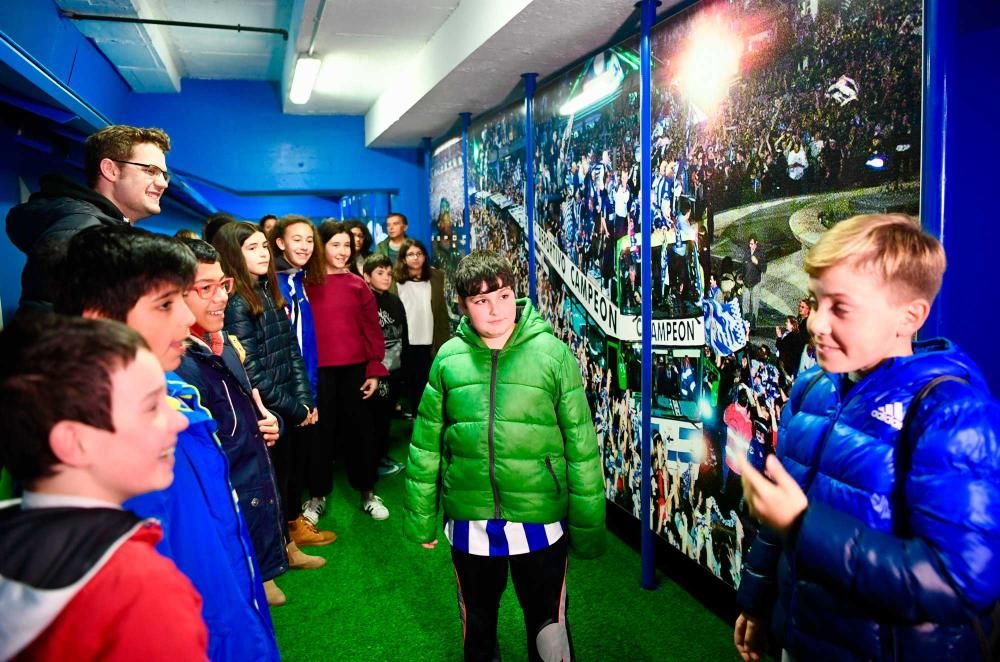 El CEIP Alborada de A Coruña y el Gonzalo Torrente Ballester de Cambre visitan Riazor y charlan con los jugadores del Deportivo Eneko Bóveda y Silvia Mérida.